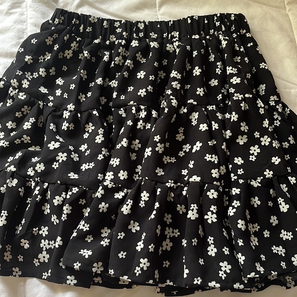 Princess Polly floral black and white skirt - Picture 5 of 6